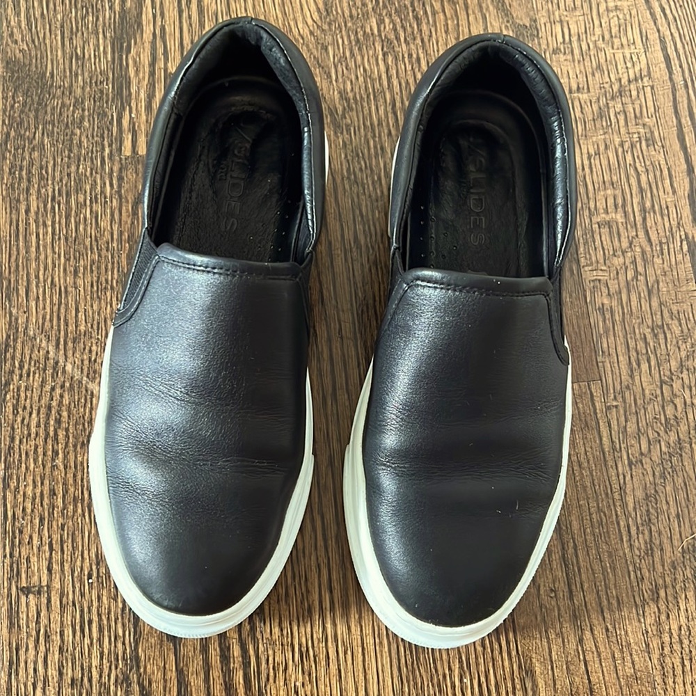 JSlides black slip on